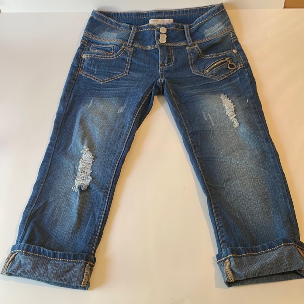 No Boundaries Stretch Distressed Denim Capri. Size 3